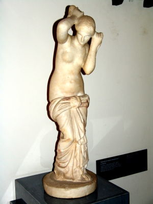 statue of Venus Anadiomene found in Pompei